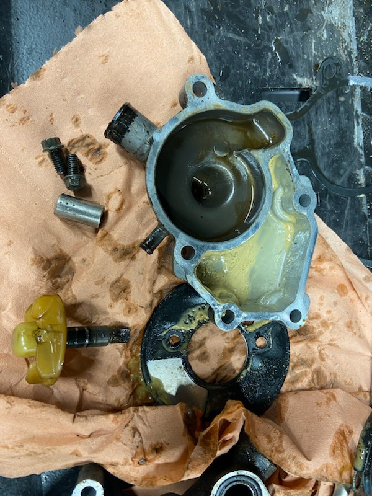 Réparation d'une pompe à eau défectueuse sur un scooter Yamaha X-MAX à Cergy Pontoise près de Le Plessis Bouchard