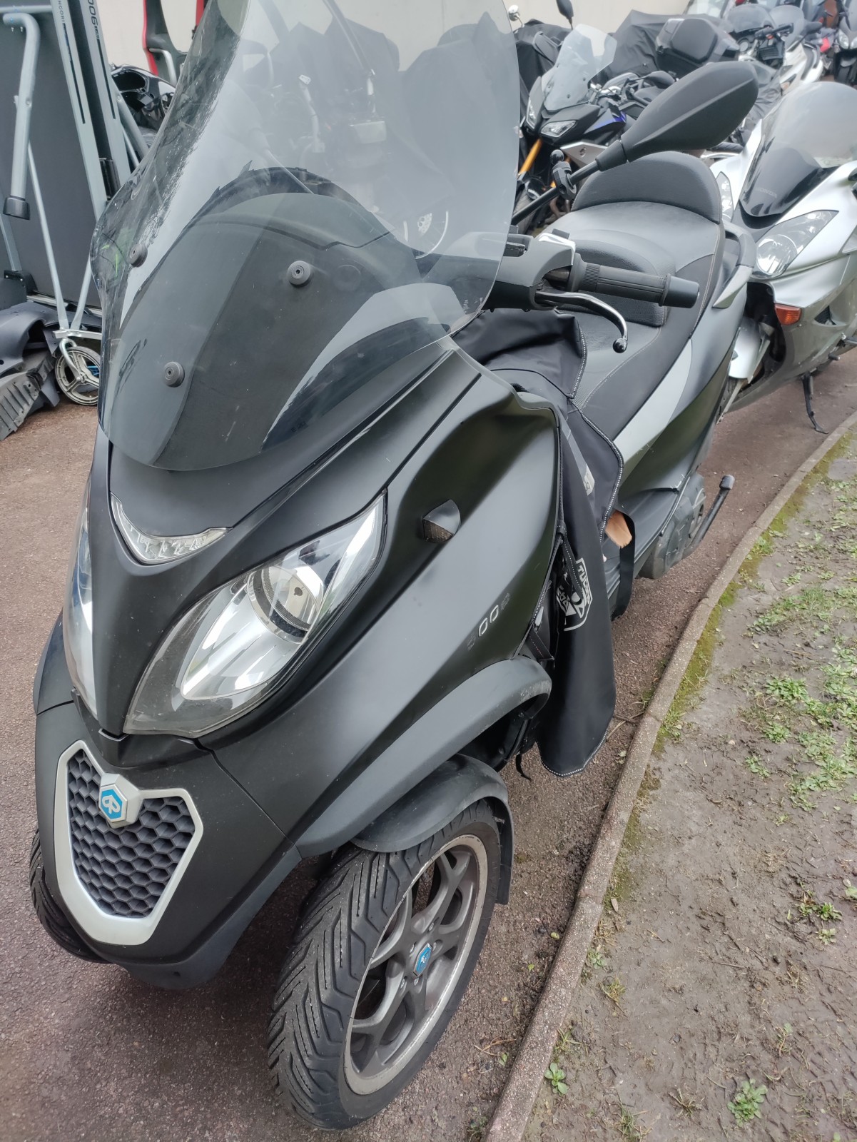 Intervention sur le Roll Lock en panne d’un Piaggio MP3, à Verneuil, sur Seine, près de Conflans-Sainte-Honorine