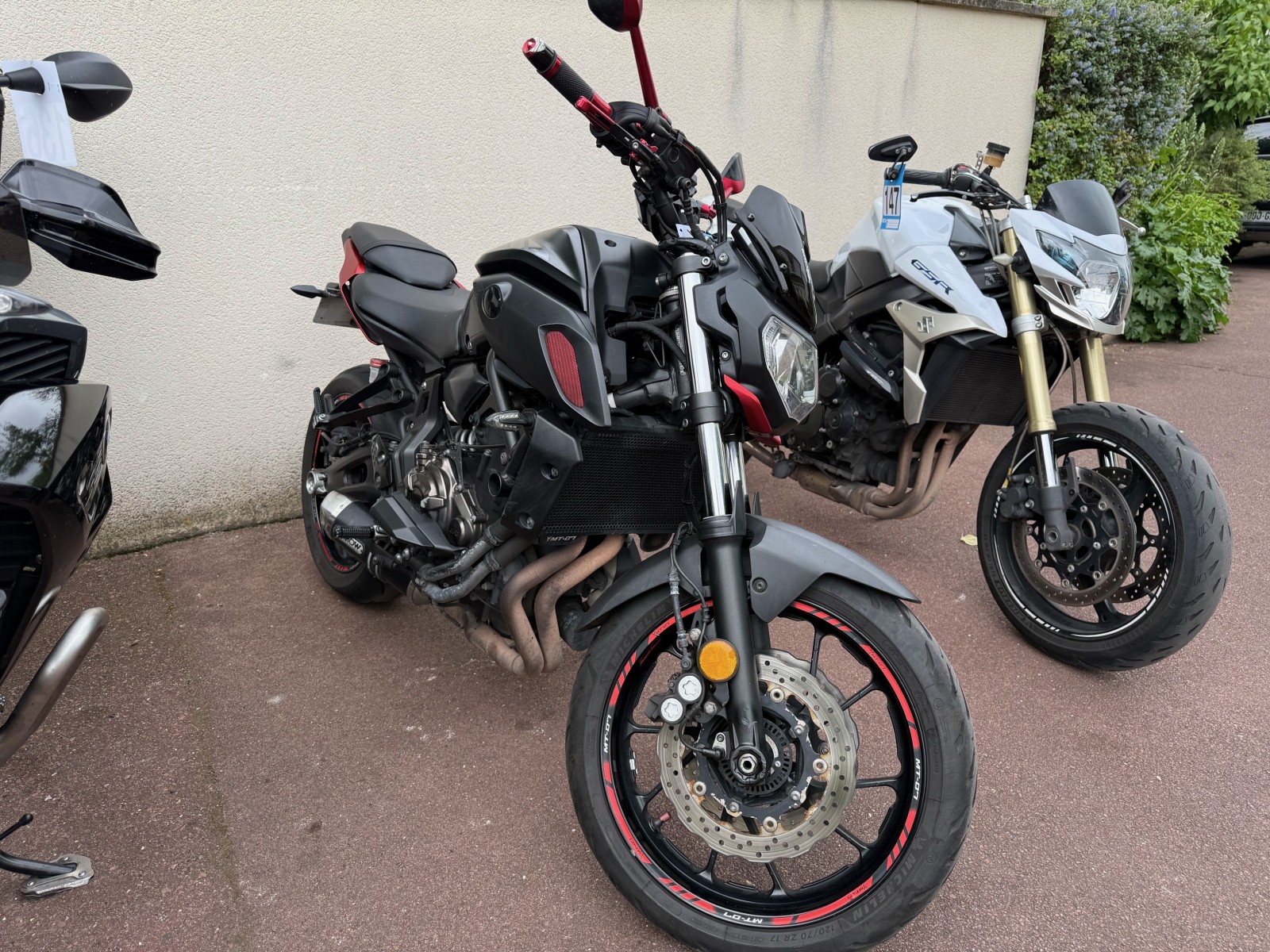 Changement de pneu et des freins sur une Yamaha MT07 à Carrières-sous-Poissy près de Conflans Sainte Honorine - Sport Garage
