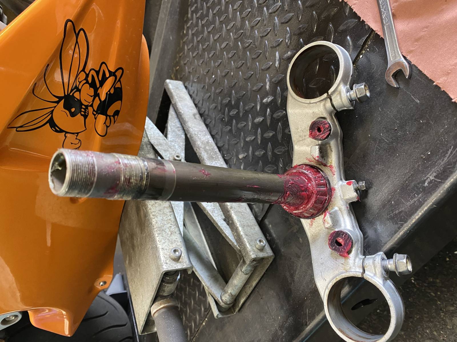 changement roulement colonne de direction moto Honda Hornet à Conflans Sainte Honorine près d'Éragny