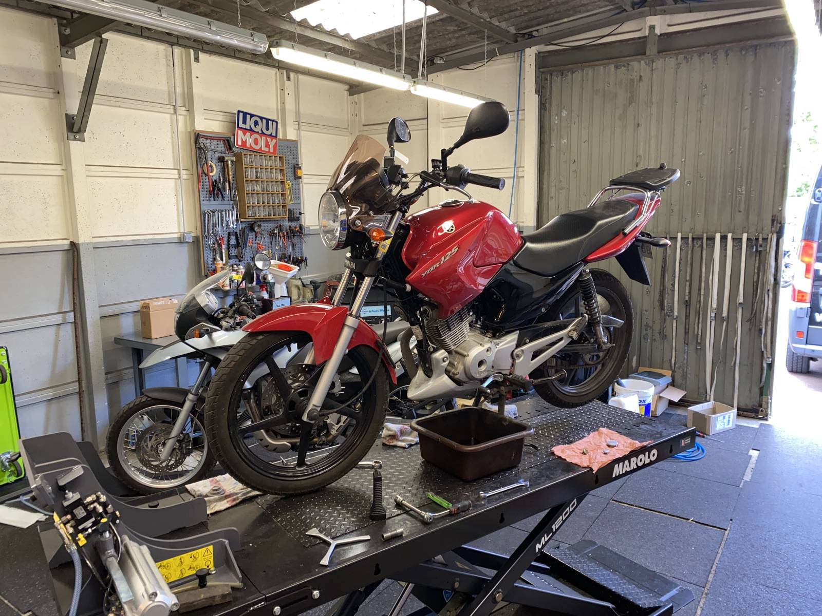 Changement de roulement de colonne de direction sur une Yamaha 125 YBR à Courdimanche proche de Conflans sainte Honorine - Sport Garage