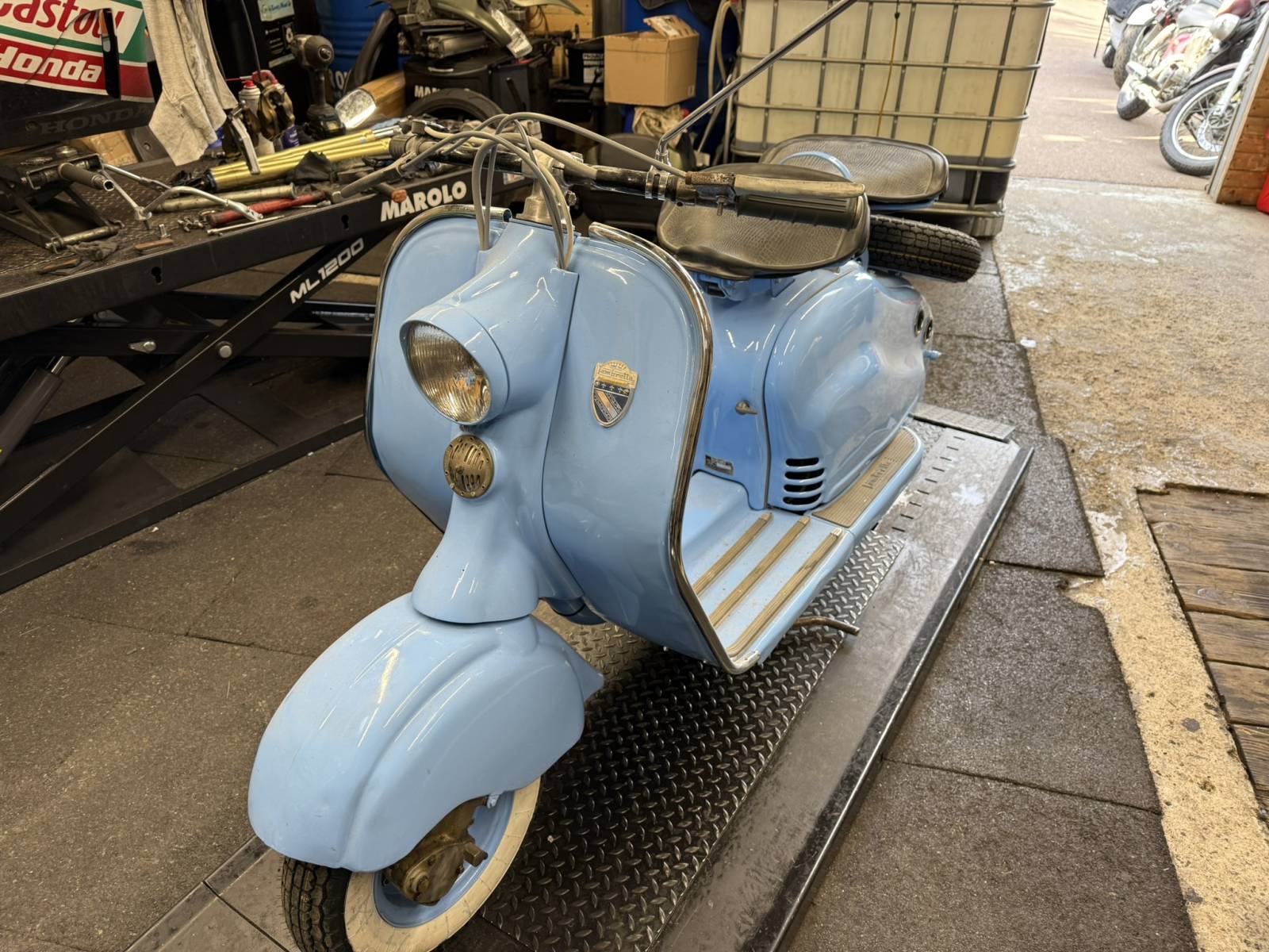 Changement de carburateur et remise en route d'un Scooter Lambretta 125 à Poissy près de Conflans Sainte Honorine - Sport Garage