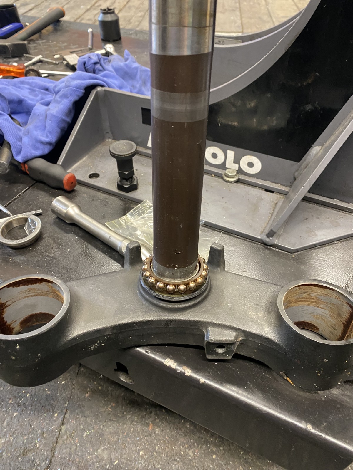 Échange des roulements de colonne de direction sur une Versys 1000 KAWASAKI ainsi que la révision des 2 ans à Auvers sur Oise près de Méry sur Oise 