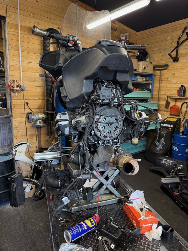 Changement d'embrayage sur une BMW RT 1250 à Maison Laffitte près de Conflans Sainte Honorine - Sport Garage