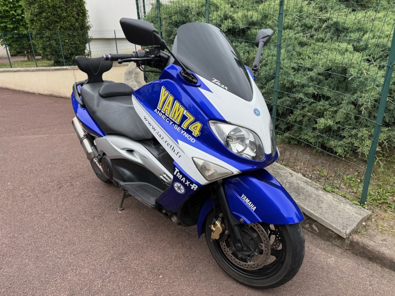 Changement de pneus et des freins sur un Yamaha Tmax à Conflans Sainte Honorine dans les Yvelines - Sport Garage