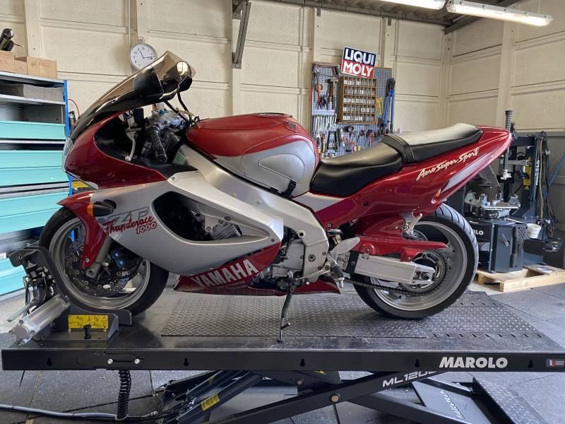 Changement de kit chaine et des freins sur une Yamaha 1000 YZF Thunderace à Poissy proche d'Acheres - Sport Garage