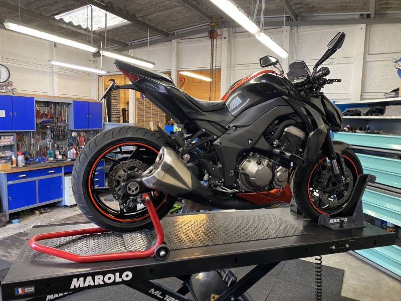 Changement des roulements de colonne de direction sur une Kawasaki Z 1000 à Cergy proche de Conflans sainte Honorine- Sport Garage