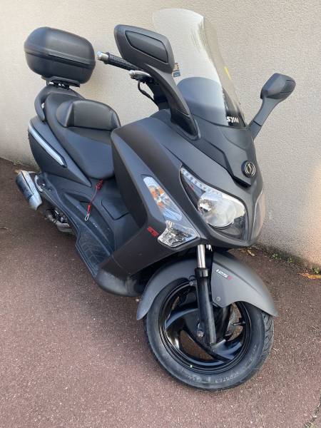 Changement de pneu et des freins sur un scooter SYM 125 GTS à Conflans sainte Honorine dans les Yvelines - Sport Garage