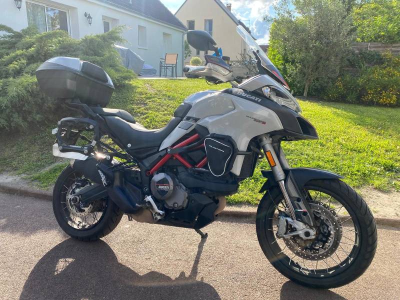 Changement de roulement de colonne de direction sur une Ducati Multistrada 950S à Courdimanche proche d'Osny - Sport Garage
