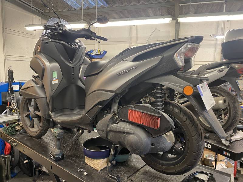 Changement des roulements de colonne de direction sur un Yamaha Tricity à Carriere sous Poissy proche de Conflans sainte Honorine - Sport Garage