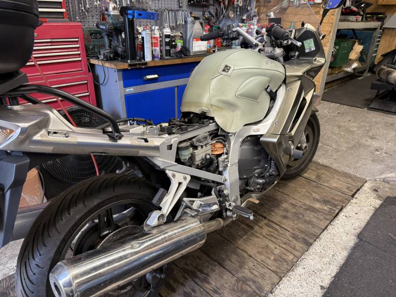 Changement de plaquettes de freins et purge du liquide sur une Yamaha FJR à Conflans Sainte Honorine dans les Yvelines - Sport Garage