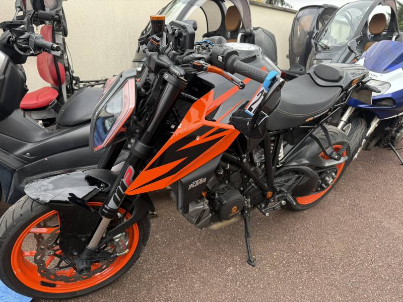 Réparation suite à un accident sur une KTM 1290 Super Duke à Achères près de Conflans Sainte Honorine - Sport Garage